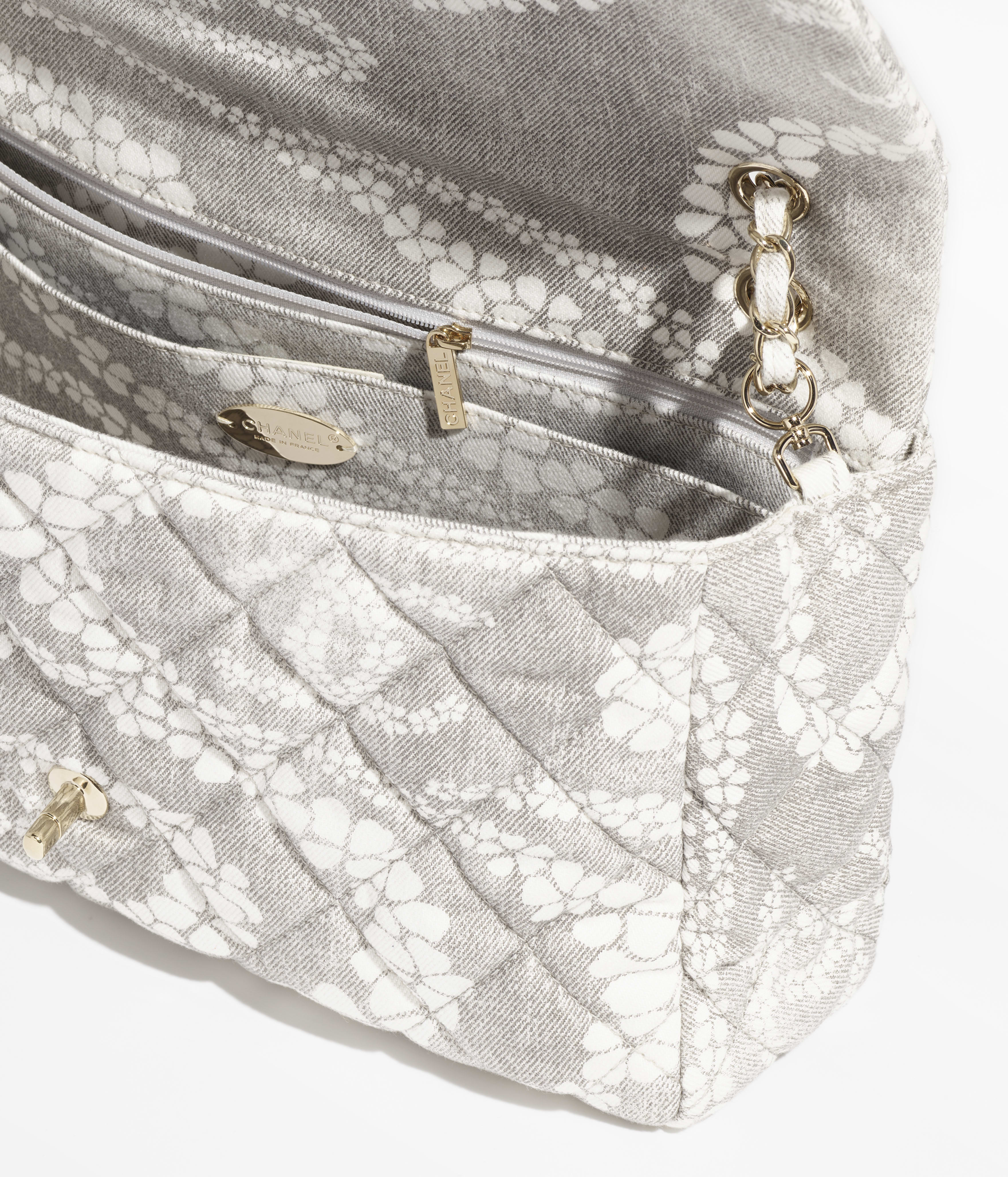 Maxi Flapbag - Grijs & wit - Geprint denim & goudkleurig metaal - Artistieke weergave 3